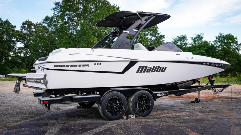 White Malibu Wakesetter wake boat with glossy gelcoat after correction and marine ceramic coating